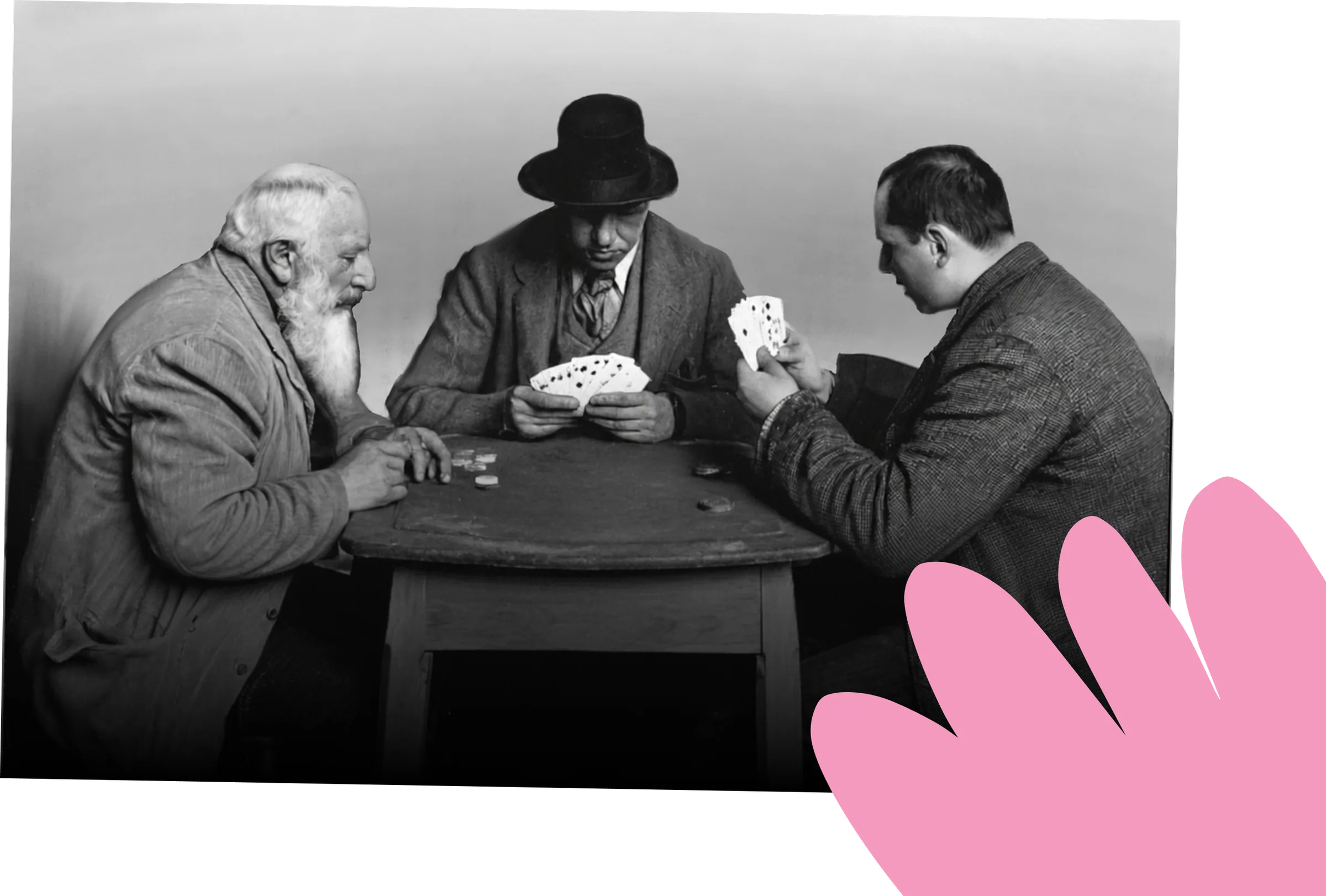 Trois hommes attablés jouent aux cartes dans une salle sombre, photographie ancienne en noir et blanc